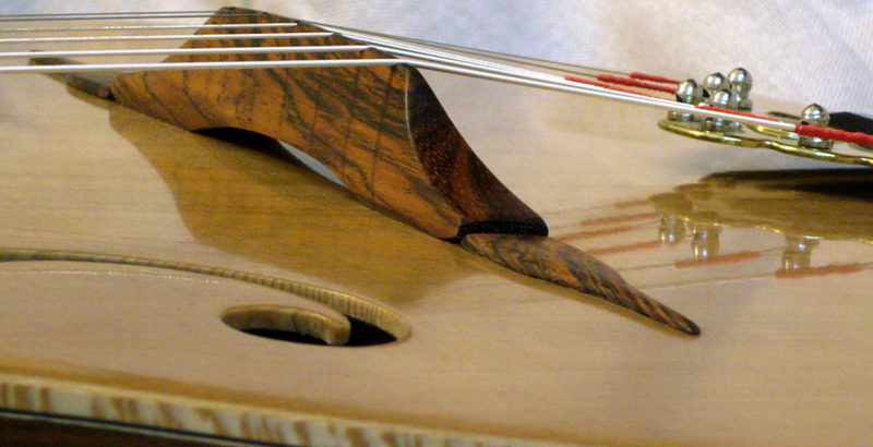 Pierre chardonnet luthier facteur de guitares jazz manouche filets platane table cèdre cordes argentines
